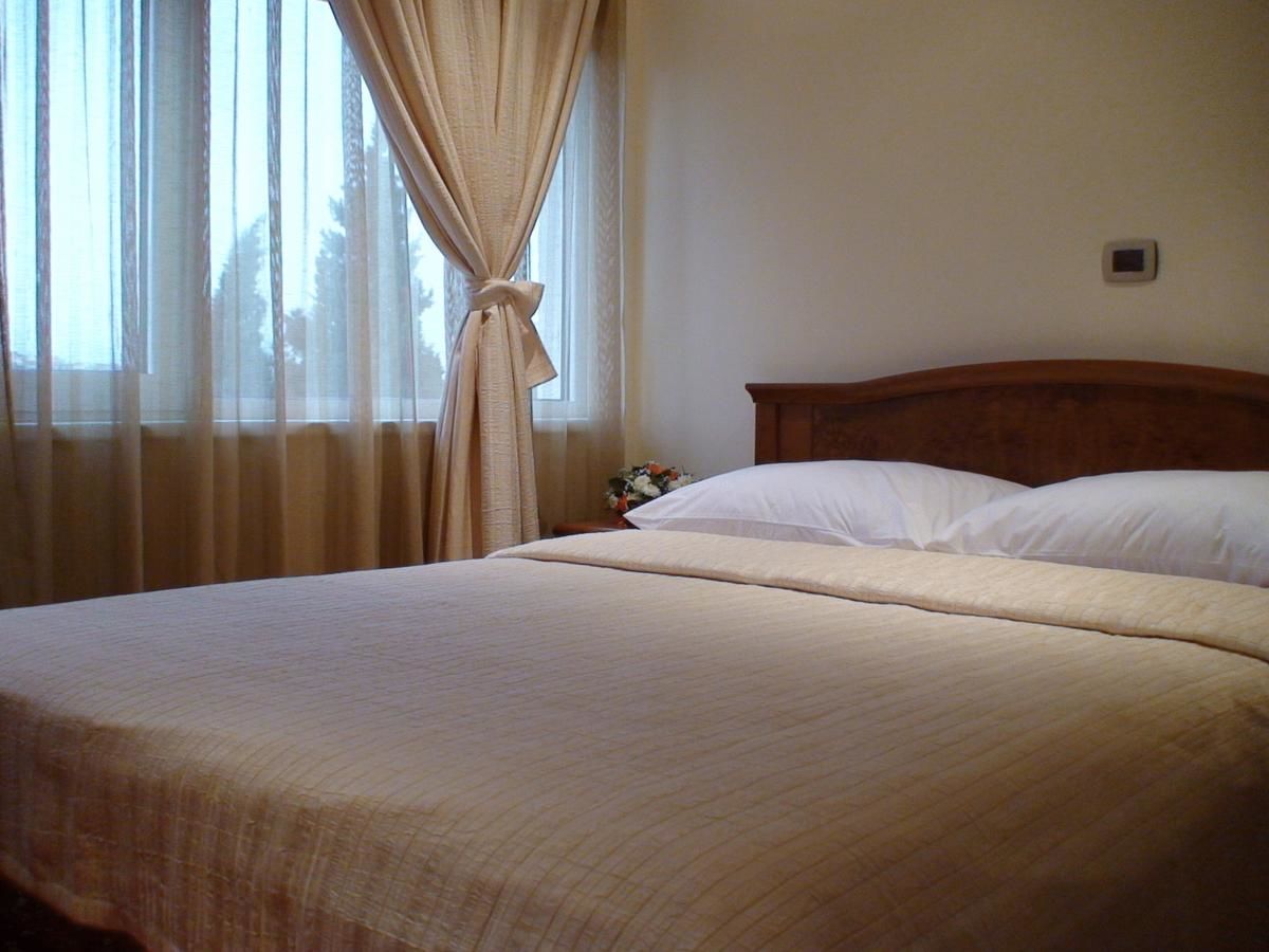 Отель Hotel BaMBiS Подгорица