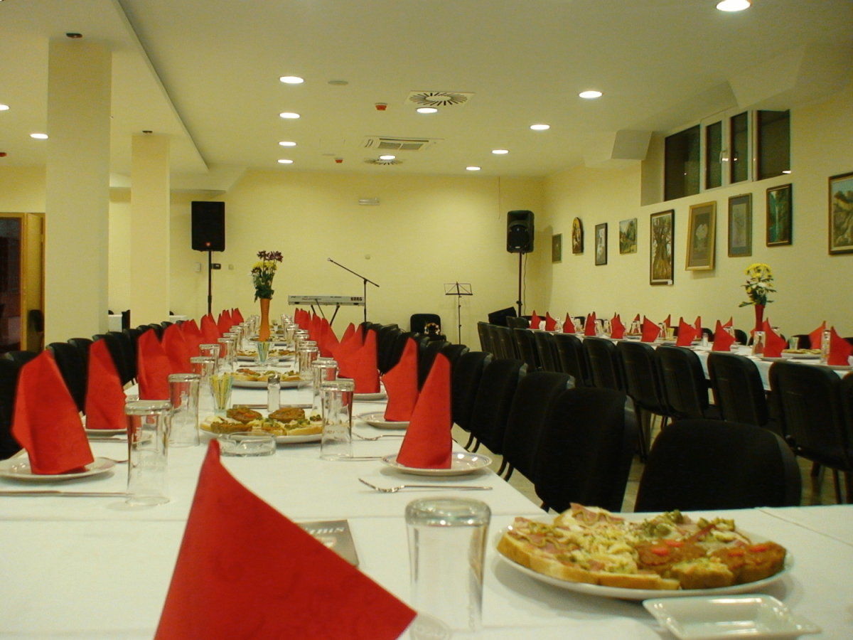 Отель Hotel BaMBiS Подгорица-25