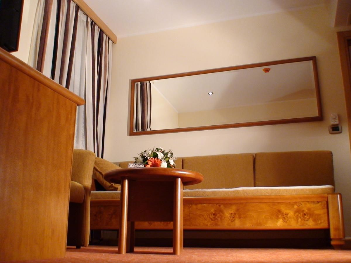 Отель Hotel BaMBiS Подгорица
