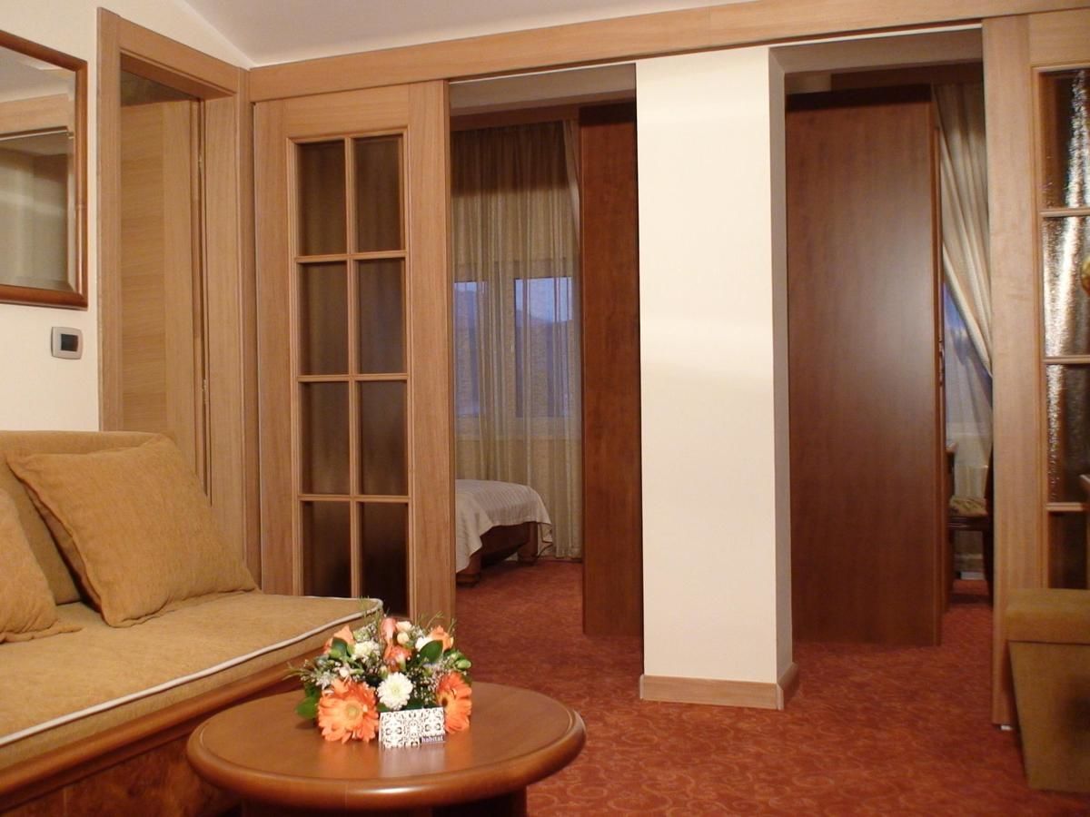 Отель Hotel BaMBiS Подгорица