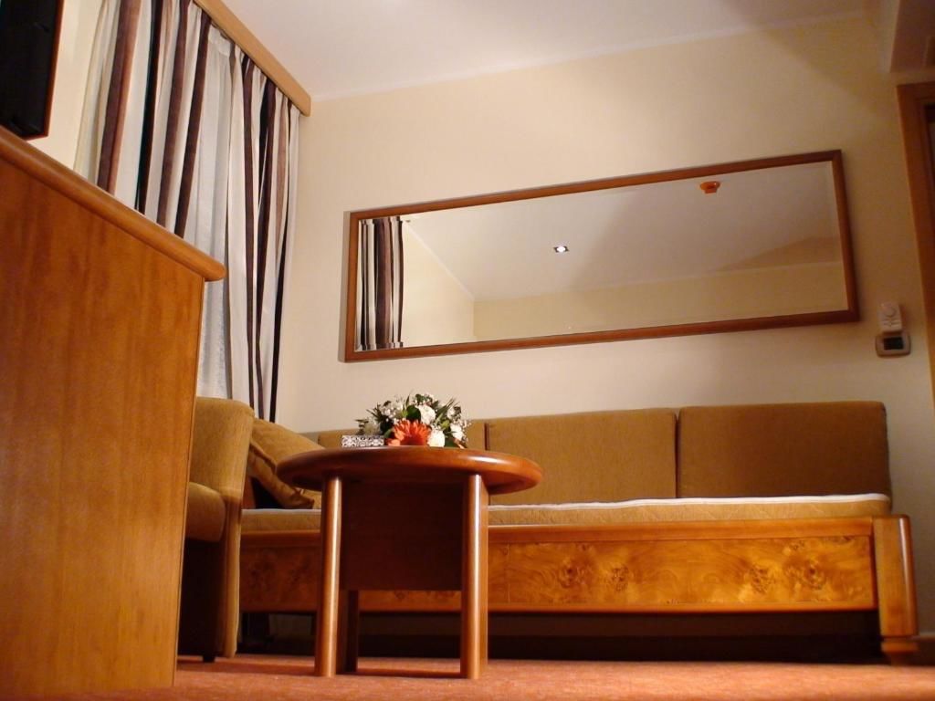Отель Hotel BaMBiS Подгорица