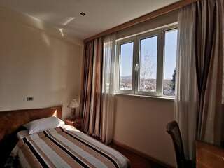 Отель Hotel BaMBiS Подгорица Двухместный номер с 1 кроватью или 2 отдельными кроватями-2