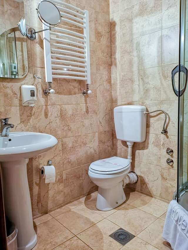 Отель Hotel BaMBiS Подгорица-4