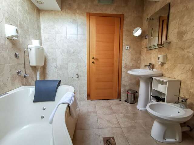 Отель Hotel BaMBiS Подгорица-5